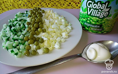 Соедините в одной посуде куриные яйца и огурец. Добавьте консервированный зеленый горошек, соль по вкусу, майонез и мелко рубленный укроп. Хорошо перемешайте.