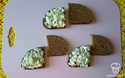 Нарежьте хлеб небольшими кусочками и выложите равномерно получившуюся массу.