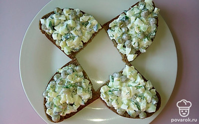 Украсьте веточками укропа или любой другой зеленью.