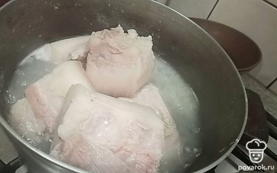 Воду с солью закипятить, добавить сало. 30 минут проварить.