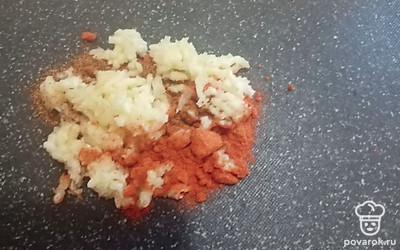 Подготовить специи и чеснок, смазать им сало. Дать настояться 1 час и можно есть! Чем больше постоит, там лучше. Мы храним эту закуску в морозилке.