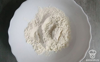 В глубокую тарелку кладем муку. 