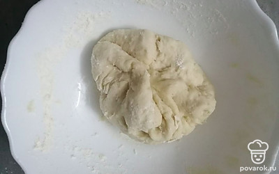 Замешиваем эластичное тесто. 