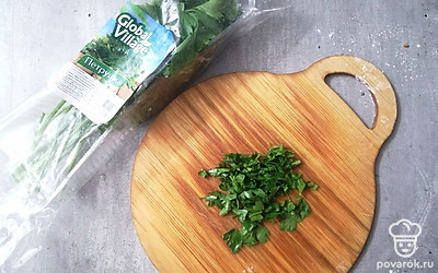 Петрушку мелко нарезаем.