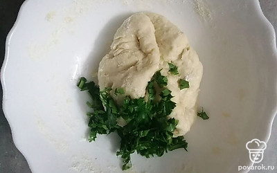 Добавляем петрушку к тесту. Оставляем тесто отдыхать на 20 минут. 