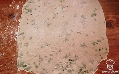 Раскатываем тесто в тонкий пласт. 