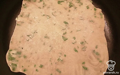 Жарим на хорошо разогретой сковороде по 5 минут с каждой стороны. 