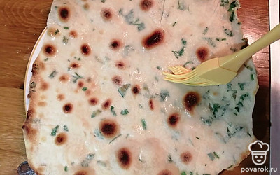 Смазываем готовый лаваш холодной водой. 