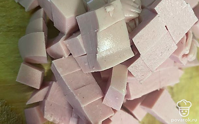 Нарезаем колбасу кубиками.