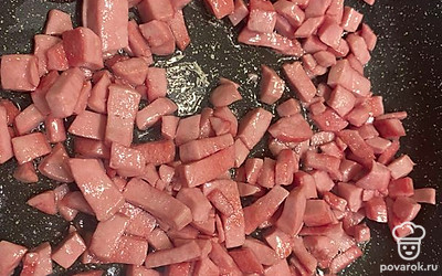 Обжариваем колбасу на сливочном масле до румяной корочки.