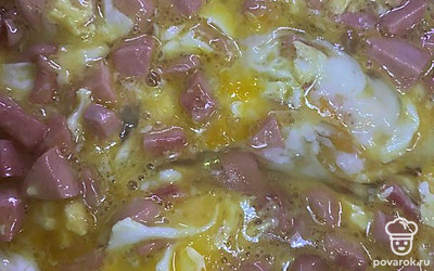 Яйца выливаем к колбасе.