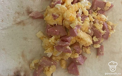 Выкладываем яичную массу на лаваш, сверху кладем натертый сыр.