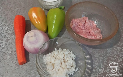 Подготовьте все необходимые ингредиенты. Овощи очистите и промойте. Рис отварите до полуготовности.