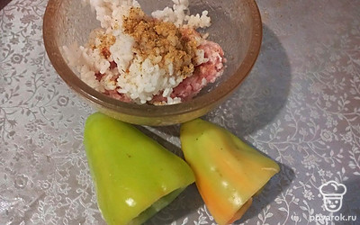 Перец освободите от семян и прожилок. К фаршу добавьте рис, посолите и поперчите. 