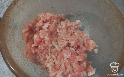 Тщательно смешайте рис с фаршем.