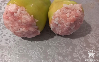 Плотно нафаршируйте перцы.