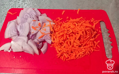 Морковь натрите на крупной терке, лук нарежьте полукольцами. 