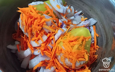 Оставшиеся овощи выложите поверх перцев.