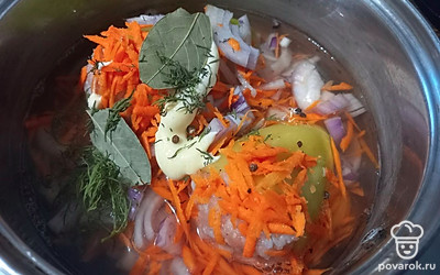 Влейте воды, примерно половину кастрюли. Добавьте майонез, соль и специи. Накройте крышкой и тушите на медленном огне 30-35 минут. 