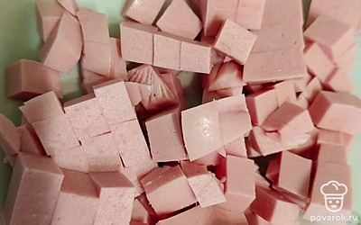 Нарезаем колбасу кубиками. 