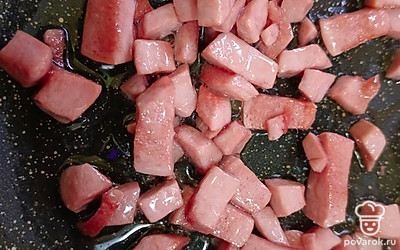 Колбасу обжариваем на сковороде.