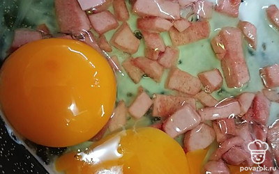 Сверху добавляем яйцо, солим. 