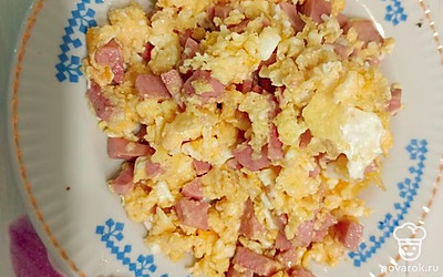 Яйцо с колбасой выкладываем на тарелку. 