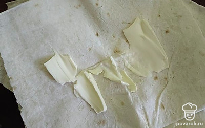 Лаваш смазываем маслом. 