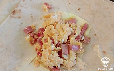 Выкладываем сверху яйчно-колбасную начинку. 