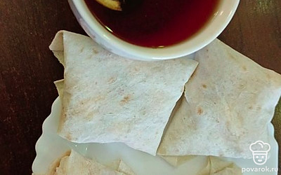 Завариваем свежий черный чай с лимоном и наслаждаемся вкусным завтраком. 