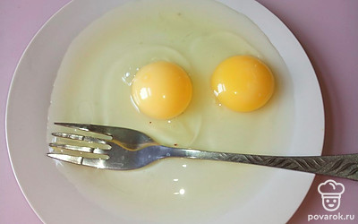 Два куриных яйца взбейте слегка со щепоткой соли.