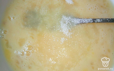 Добавьте сахар и хорошо перемешайте, до полного растворения сахара.