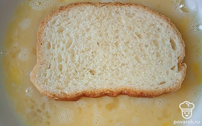 Нарежьте 4 куска багета и обмакните их в яичную массу с сахаром и солью.