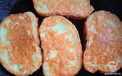 Разогрейте растительное масло на сковороде. Обжаривайте яичные гренки с двух сторон, до румяной корочки.