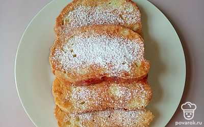 Посыпьте яичные гренки сахарной пудрой.