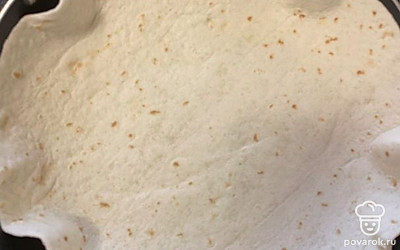 Лаваш обжарить на сковородке с одной стороны.