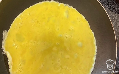 Яйца взбить вместе с солью. Вылить на сковороду, предварительно убрав из нее лаваш.