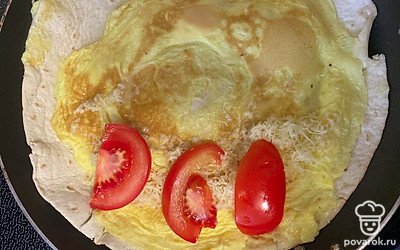 На сыр положить нарезанный помидор.