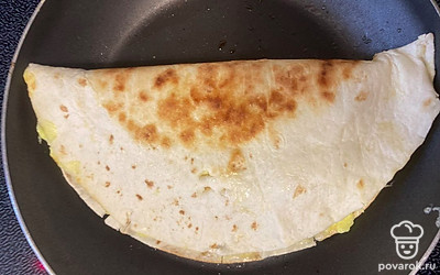 Закрыть все второй половиной и дать постоять, пока сыр не растопится.