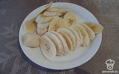 Очистите банан и нарежьте на слайсы.