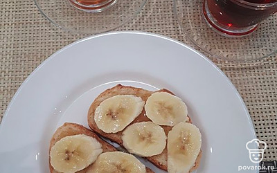 Выложите кусочки банана.