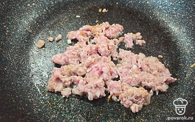 Фарш обжариваем на растительном масле в течение 10 минут. 
