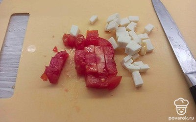 Помидор и сыр нарезаем кубиками. 