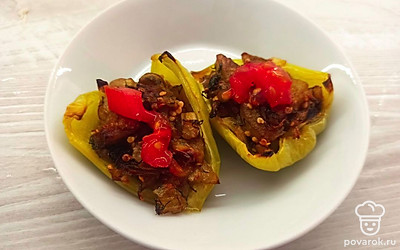 Украшаем блюдо кусочками свежего помидора. 