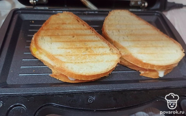 Сэндвичи с желтыми томатами, сладким перцем и сыром к завтраку — Рецепт с фото