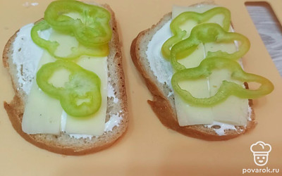 Нарезаем перец и выкладываем поверх сыра. 