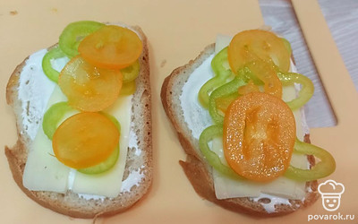 Затем нарезаем помидор кружочками и выкладываем поверх перца. 