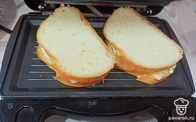 Накрываем начинку ломтиками хлеба и выпекаем сэндвичи в мультипекаре 3 минуты. 