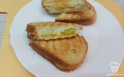 Нарезаем сэндвичи и подаем к столу. 