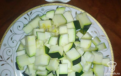 Цукини помыть, нарезать кубиками. 
